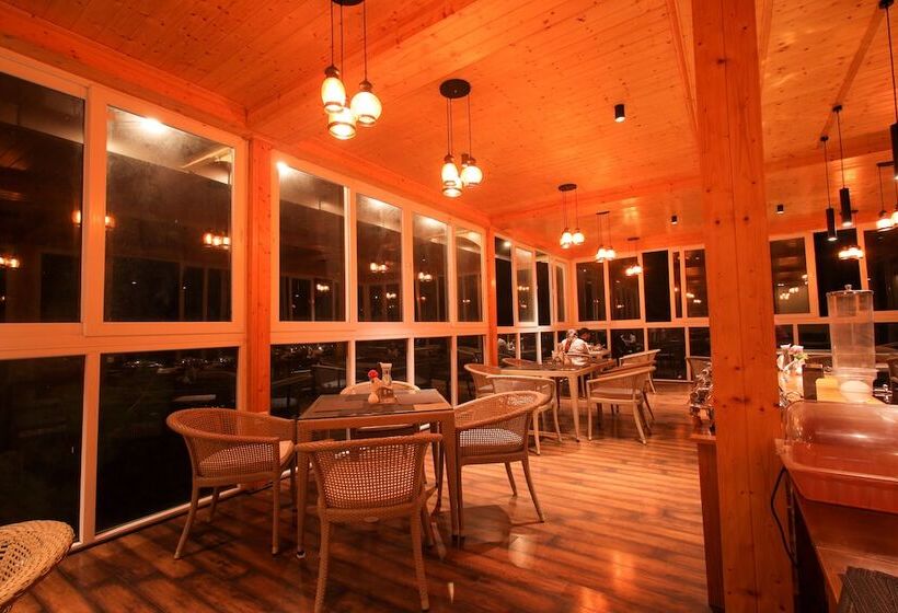 Отель The Woods Retreat