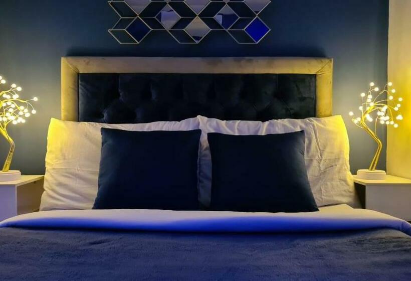 Staycation   With Public Pool & 100mbps Fibre