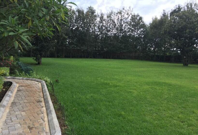 هتل Greenwoods Resort And Campsite