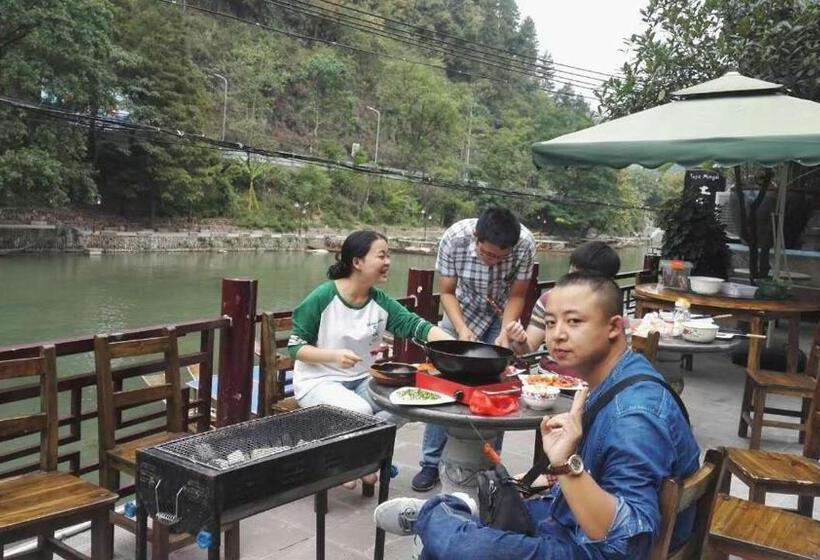 בית מלון כפרי Fenghuang Tujia Ethnic Minority River View