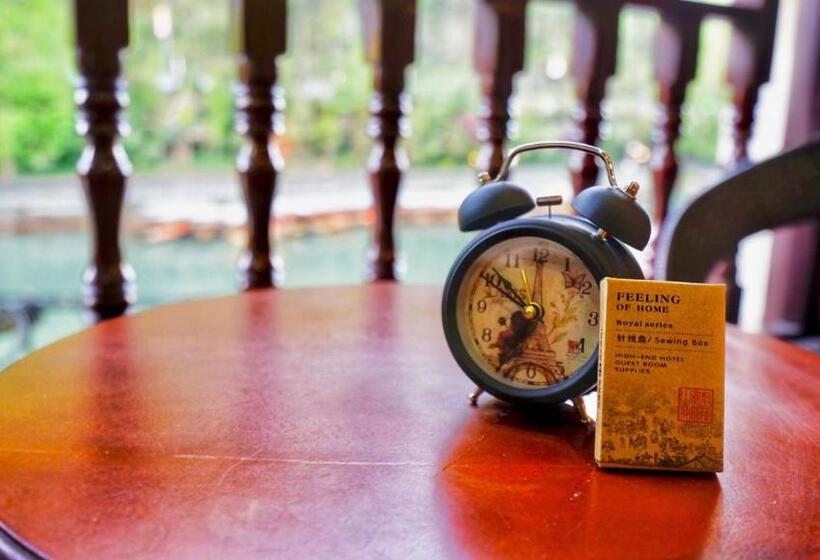 בית מלון כפרי Fenghuang Tujia Ethnic Minority River View