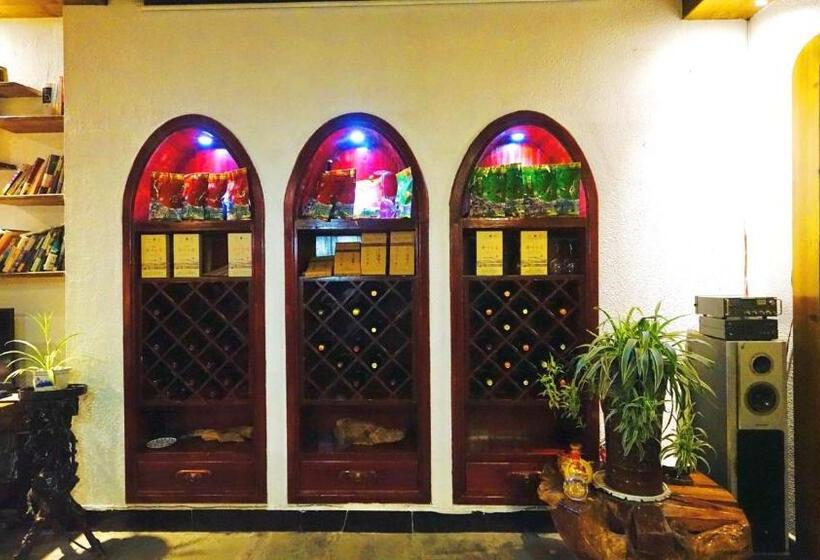 בית מלון כפרי Fenghuang Tujia Ethnic Minority River View