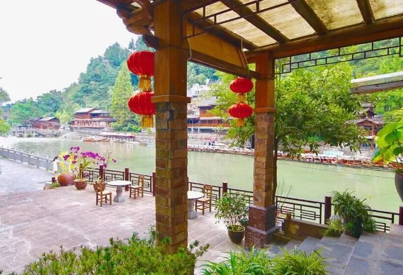 ホテル Fenghuang Tujia Ethnic Minority River View