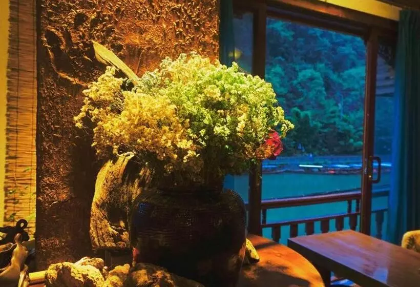 ホテル Fenghuang Tujia Ethnic Minority River View