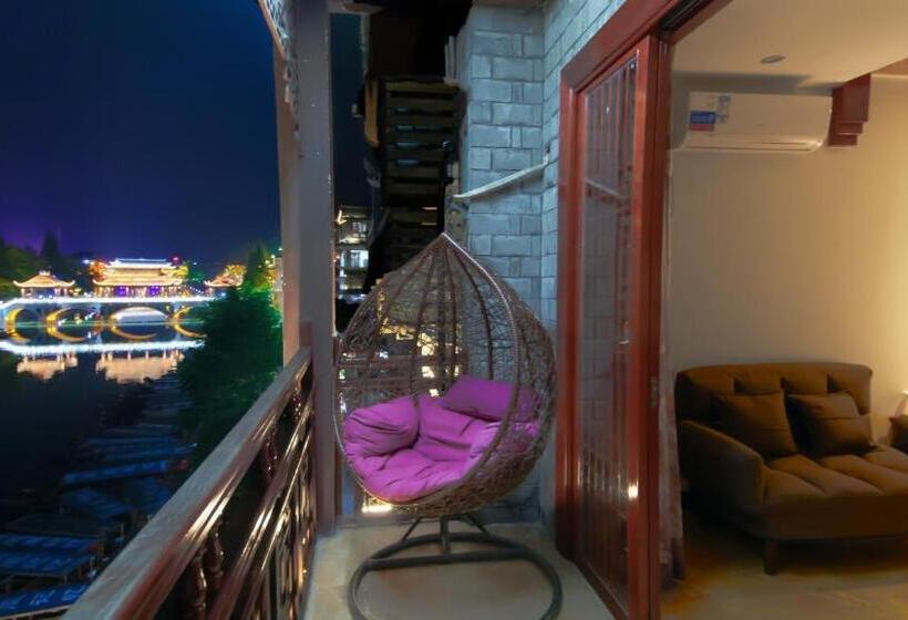 בית מלון כפרי Fenghuang Tujia Ethnic Minority River View