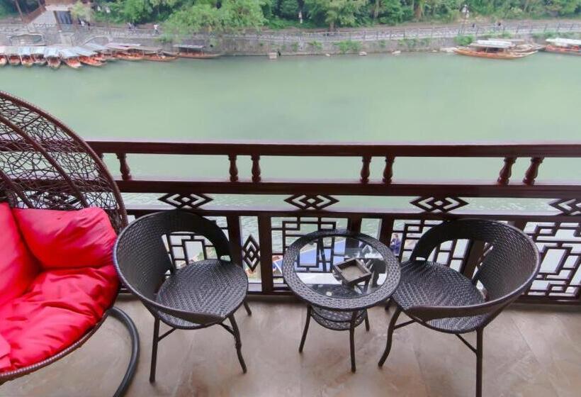 בית מלון כפרי Fenghuang Tujia Ethnic Minority River View