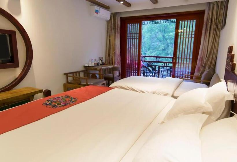 בית מלון כפרי Fenghuang Tujia Ethnic Minority River View