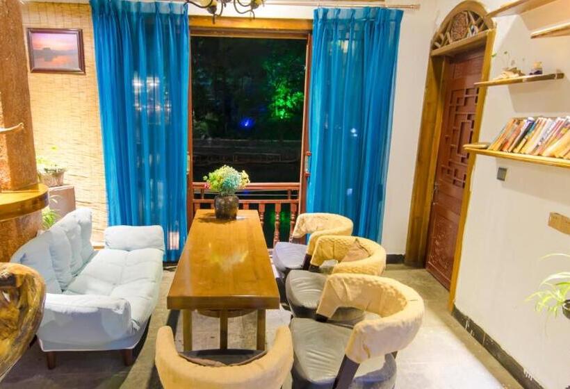 בית מלון כפרי Fenghuang Tujia Ethnic Minority River View