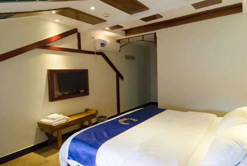 בית מלון כפרי Fenghuang Tujia Ethnic Minority River View