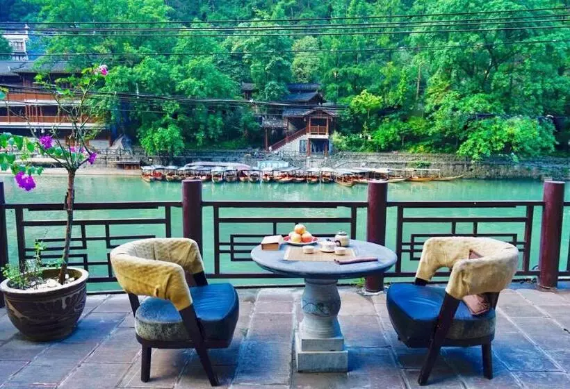 ホテル Fenghuang Tujia Ethnic Minority River View