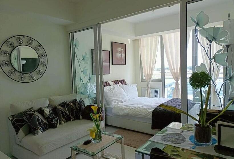 Hotel Azure Urban Resort Residences By April