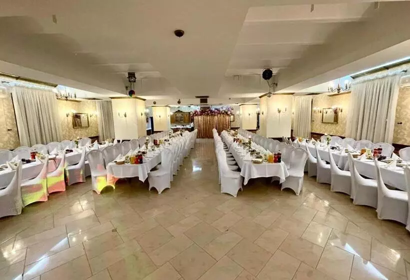 Retkeilymaja Sala Bankietowa I Pokoje Gościnne