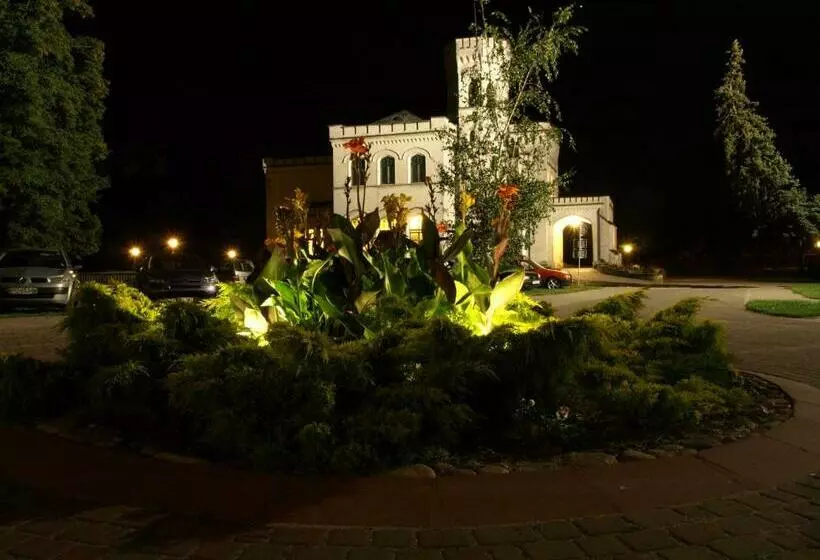 リゾートホテル Pałac Potockich W Będlewie