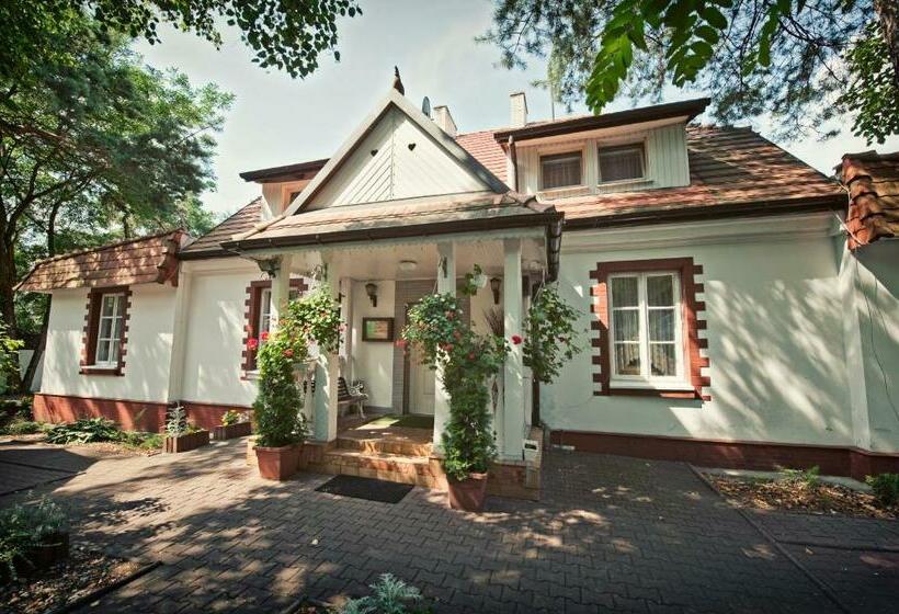 Bed and Breakfast Dworek Pokoje Gościnne