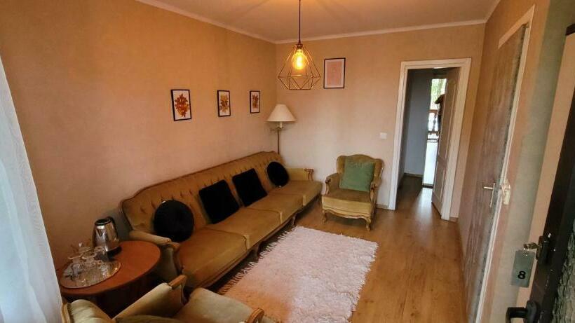 Bed and Breakfast Dworek Pokoje Gościnne