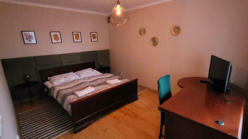 Bed and Breakfast Dworek Pokoje Gościnne