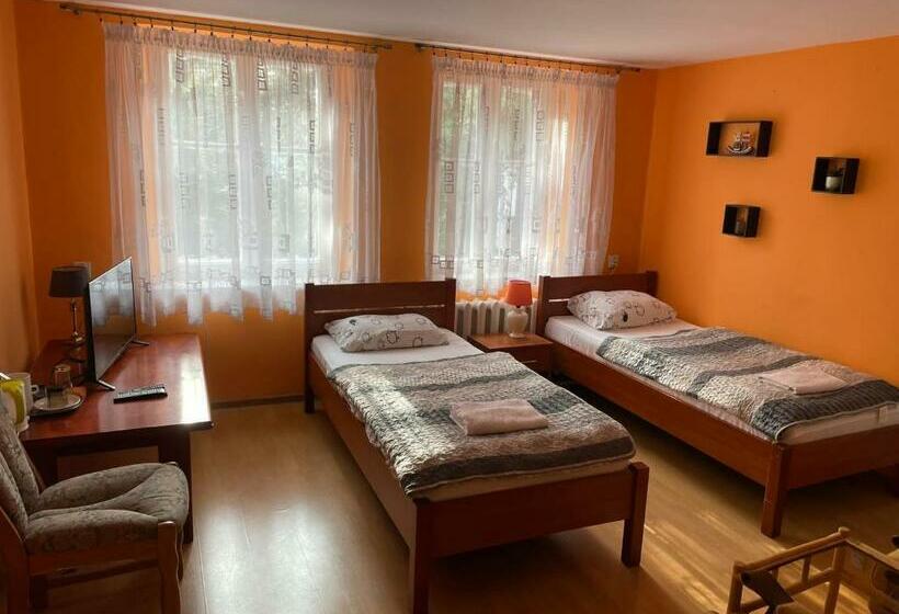 Bed and Breakfast Dworek Pokoje Gościnne