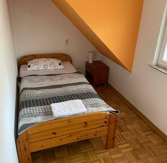 Bed and Breakfast Dworek Pokoje Gościnne