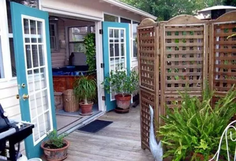 Charles Bass House Bed & Breakfast