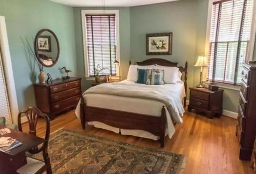 Charles Bass House Bed & Breakfast