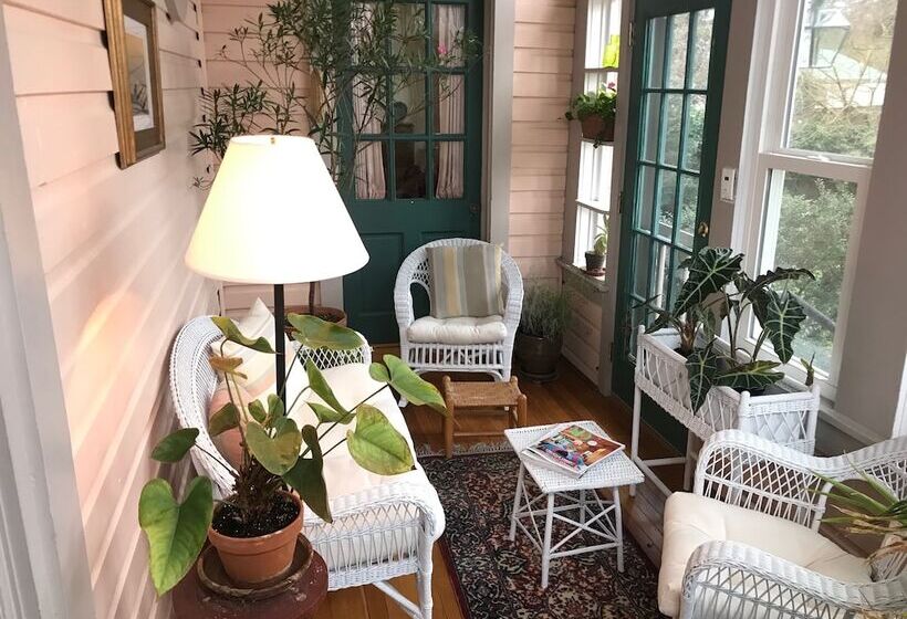 Charles Bass House Bed & Breakfast