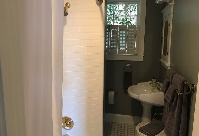 Charles Bass House Bed & Breakfast