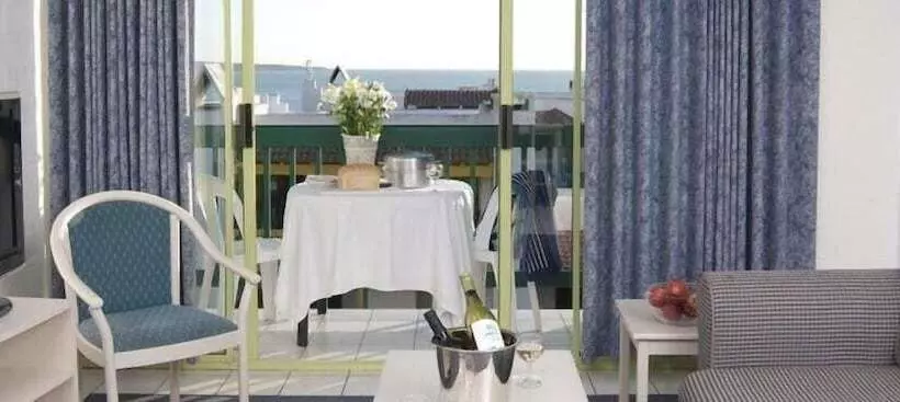 Club Mykonos Athenian Cascades