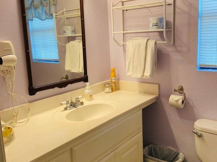 Отель The Crossroads Inn