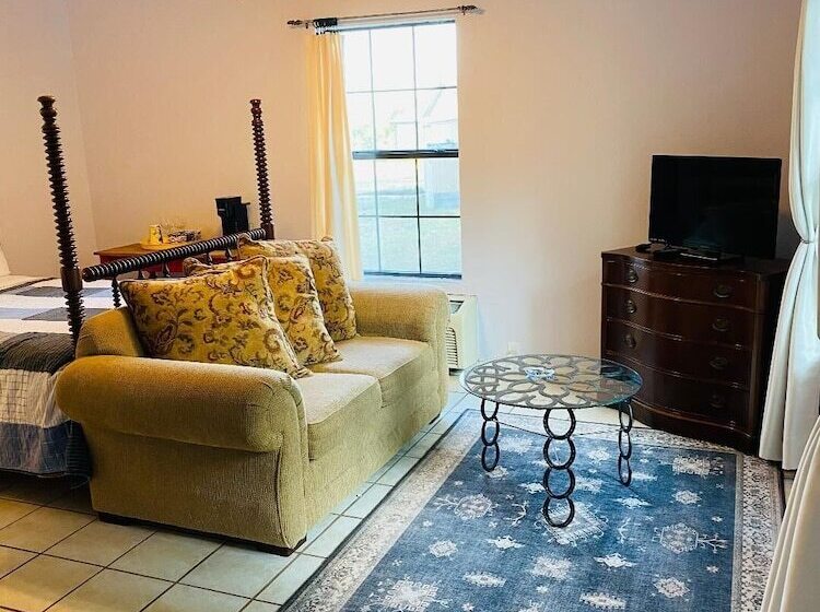 Отель The Crossroads Inn