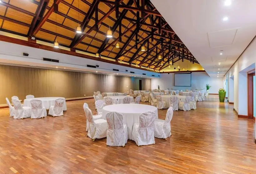 هتل Crystals Beach Resort Belle Mare, A Member Of Radisson Individuals