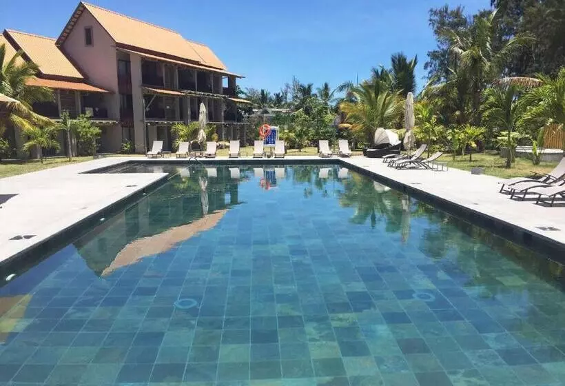 هتل Crystals Beach Resort Belle Mare, A Member Of Radisson Individuals