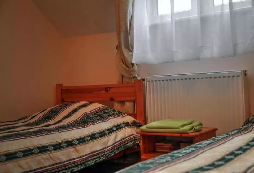 Retkeilymaja Zespół Pałacowo Parkowy Bądzów