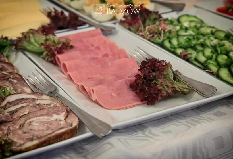 Retkeilymaja Zespół Pałacowo Parkowy Bądzów