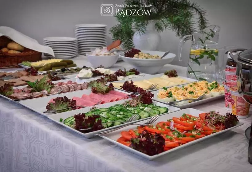 Retkeilymaja Zespół Pałacowo Parkowy Bądzów