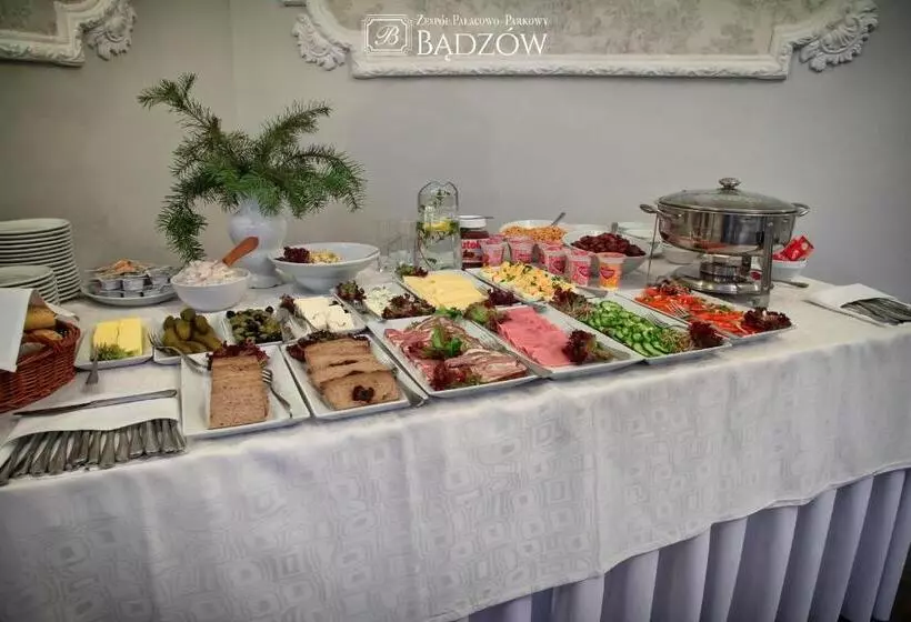 Retkeilymaja Zespół Pałacowo Parkowy Bądzów