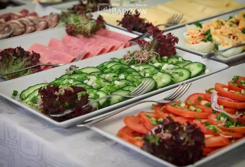 Retkeilymaja Zespół Pałacowo Parkowy Bądzów