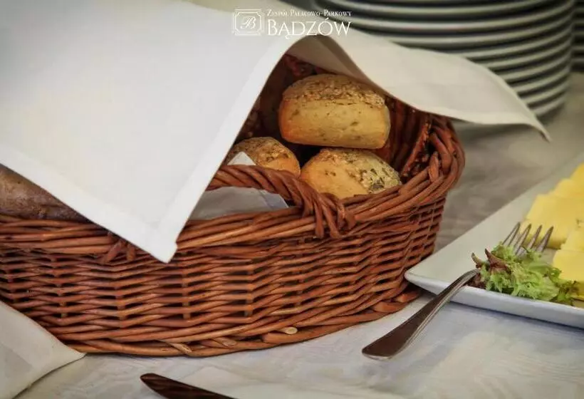 Retkeilymaja Zespół Pałacowo Parkowy Bądzów