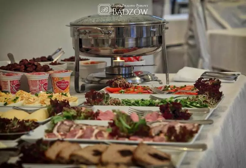 Retkeilymaja Zespół Pałacowo Parkowy Bądzów