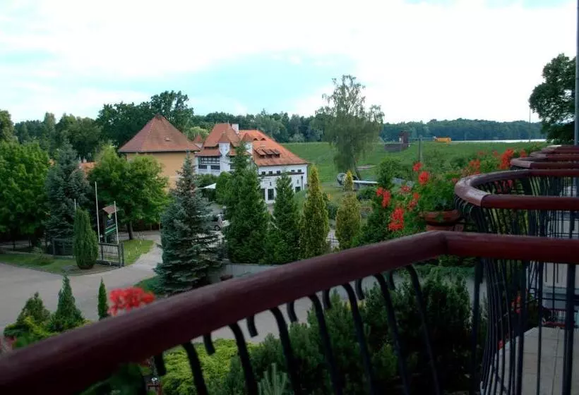 Lomakeskus 4 Pory Roku Restauracja I Nocleg