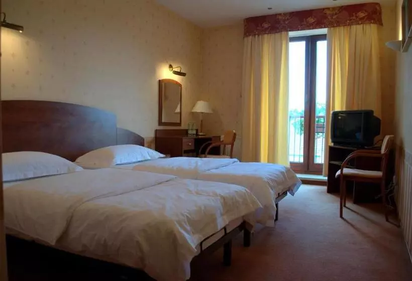 Lomakeskus 4 Pory Roku Restauracja I Nocleg