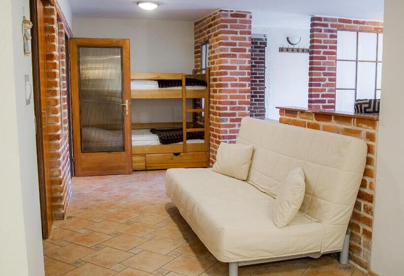 Hostel Pod Wzgórzem Bed & Breakfast