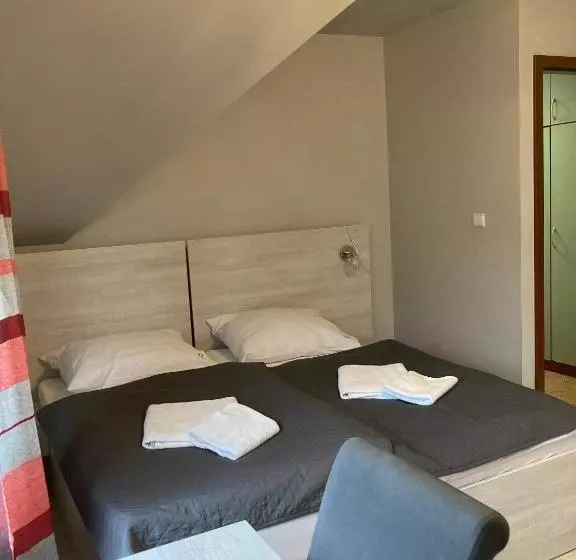 ユースホステル Restauracja  Zajazd Trzech Braci