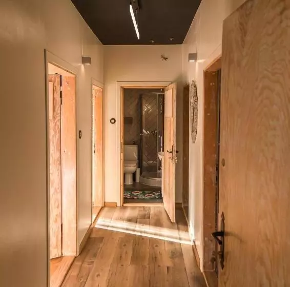 ベッドアンドブレックファースト 5 Kroków