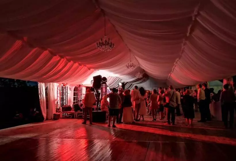 Hotelli Dwór Sieraków