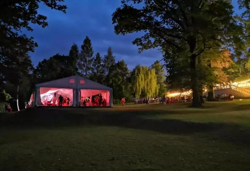 Hotelli Dwór Sieraków