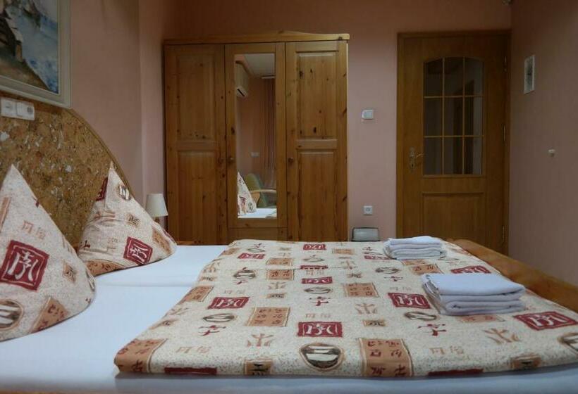 בית מלון כפרי Villamirage