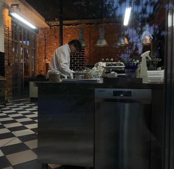 هاستل Loft Car Factory