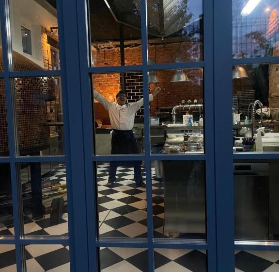 هاستل Loft Car Factory