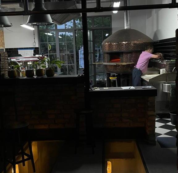 هاستل Loft Car Factory