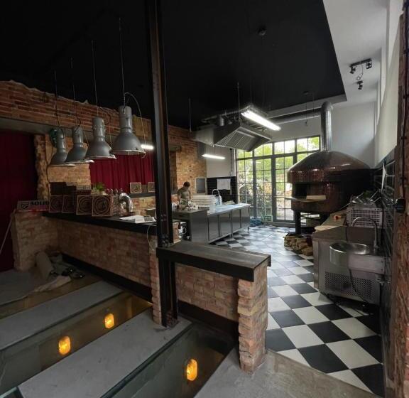 هاستل Loft Car Factory